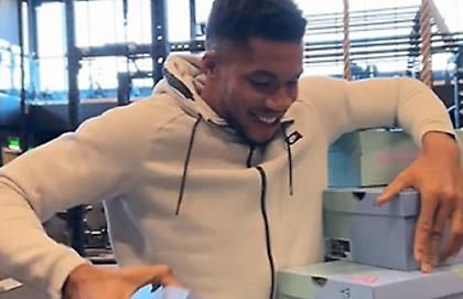 Γιάννης Αντετοκούνμπο: Μοίρασε τα νέα του παπούτσια σε όλους στον οργανισμό των Μπακς