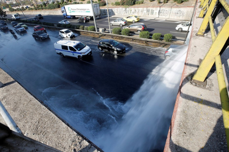 «Νιαγάρας» ο Κηφισός από σπασμένο αγωγό