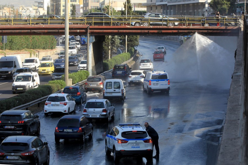 «Νιαγάρας» ο Κηφισός από σπασμένο αγωγό
