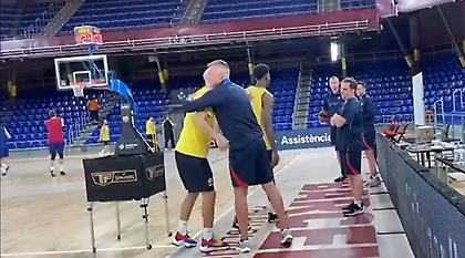 Αγκαλιά Καλάθη-Γιασικεβίτσιους πριν τον αγώνα της Μπαρτσελόνα με την Φενέρμπαχτσε