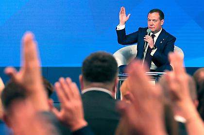 «Πολεμάμε τον Σατανά και τρελούς, ναρκομανείς, ναζιστές: Παραλήρημα Μεντβέντεφ για την Ουκρανία