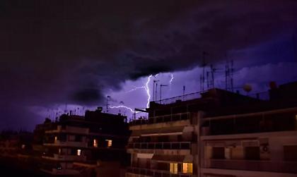 Με υδροστρόβιλους και δυνατές βροχές «χτυπά» η EVA τη χώρα- Έφτασε στην Αττική η κακοκαιρία