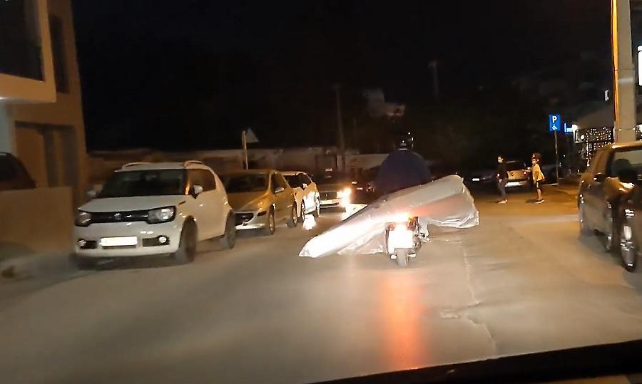 Κρήτη: Οδηγός μετέφερε διπλό στρώμα με μηχανάκι!