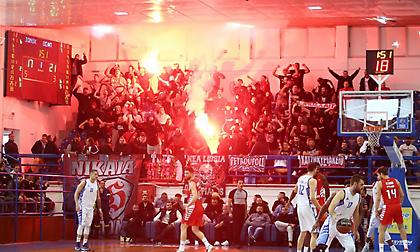 Με τον κόσμο του στη Νίκαια ο Ολυμπιακός - Μικρή διακοπή λόγω καπνογόνων