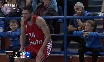 Έπιασε κουβέντα με πιτσιρικάδες στην κερκίδα ο Παπανικολάου