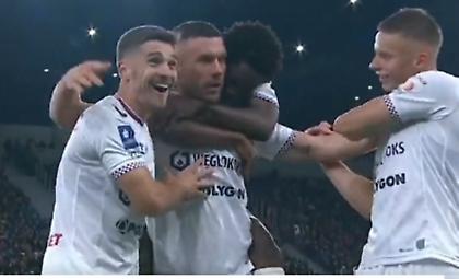 Η τέχνη δεν ξεχνιέται: Μυθική γκολάρα πίσω από τη σέντρα ο 37χρονος Ποντόλσκι!