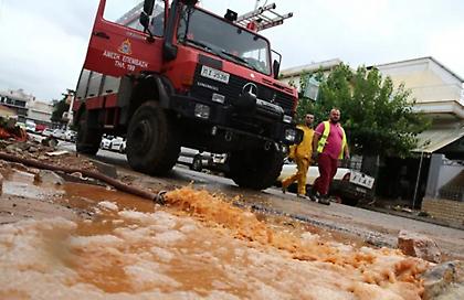 Κακοκαιρία EVA: Πτώσεις δέντρων και φωτιά σε τέντα από κεραυνό στην Αθηνά