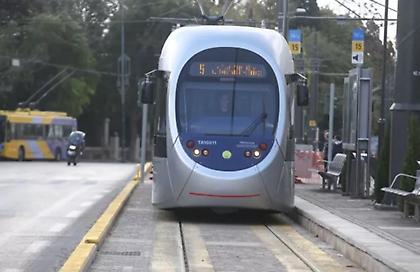 Αυτοκίνητο συγκρούστηκε με συρμό του τραμ στο Καλαμάκι