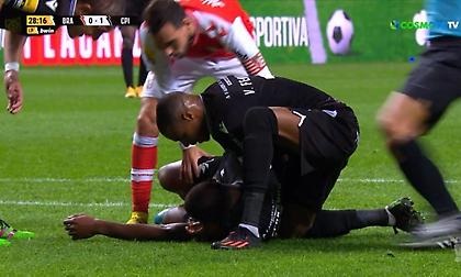 Έχασε για λίγο τις αισθήσεις του και αποχώρησε με φορείο o Βαρέλα στην Πορτογαλία!