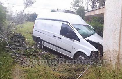 Λιβαδειά: Σοβαρό τροχαίο με βανάκι να καταλήγει σε... αυλή σπιτιού