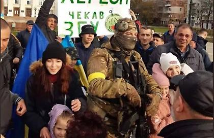 Απελευθερώθηκε μετά από 8 μήνες η Χερσώνα: Η στιγμή που μπαίνει ο ουκρανικός στρατός στην πόλη