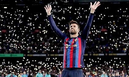 Πόζαρε με τα 30 τρόπαια που κατέκτησε με την Μπαρτσελόνα ο Πικέ!