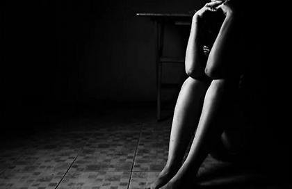 «Με βίαζαν σε σπίτια και αυτοκίνητα με δεμένα μάτια»: Φρίκη για 29χρονη στην Ηλεία