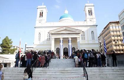 Αγία Ζώνη: Ουρές και σήμερα στον Ι.Ν. Αγίου Νικολάου Πειραιά από προσκυνητές