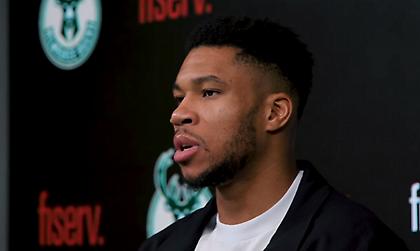 Γιάννης Αντετοκούνμπο: «Με λίγο… βαβά, συνεχίζω να παίζω. Δεν θέλω να αγχωθεί η μητέρα μου»