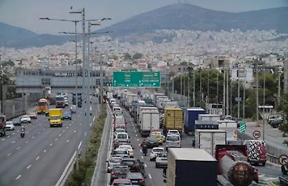 Μποτιλιάρισμα στη λεωφόρο Αθηνών λόγω ακινητοποίησης φορτηγού