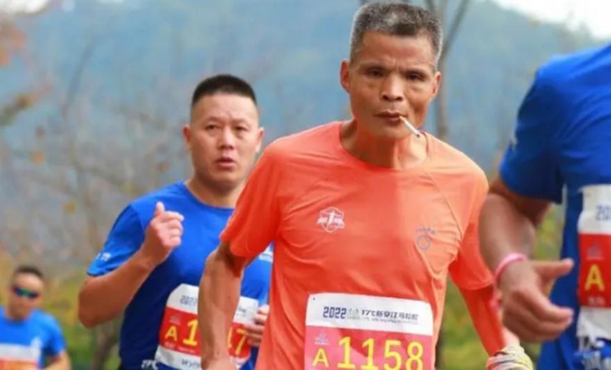 Κίνα: Τύπος έτρεξε σε μαραθώνιο καπνίζοντας