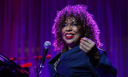 Η βραβευμένη με Grammy, Ρομπέρτα Φλακ, διαγνώστηκε με ALS και δεν μπορεί πια να τραγουδήσει