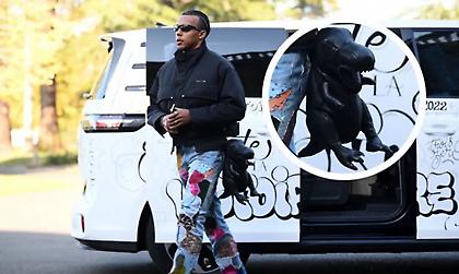 Ο Κουντέ εμφανίστηκε με... τσάντα-δεινόσαυρο!