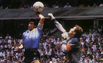 Βγήκε σε δημοπρασία η μπάλα από τον προημιτελικό του 1986 με το «χέρι του Θεού»