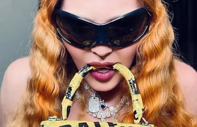 Πόζαρε τόπλες στο Instagram η Μαντόνα