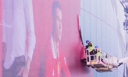 Κατεβάζουν γιγαντοαφίσα με τον Κριστιάνο Ρονάλντο από το ''Old Trafford''!