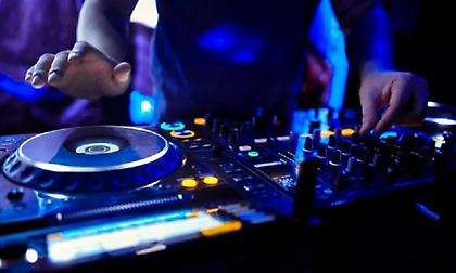 Ένα δισεκατομμύριο νέοι κινδυνεύουν με απώλεια ακοής λόγω ακουστικών και διαπασών μουσικής!