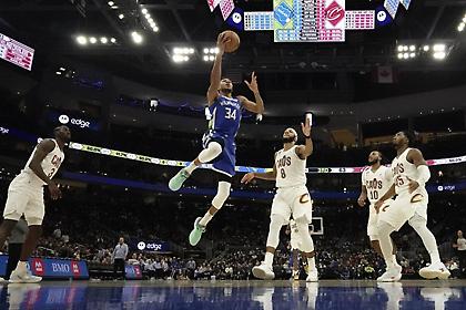 Γιάννης και Λόπεζ έφεραν την ανατροπή για τους Μπακς επί των Καβαλίερς