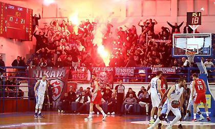 Απαλλάχθηκε ο Ολυμπιακός για τους πυρσούς, πρόστιμα σε Άρη και Κολοσσό