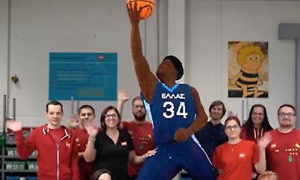 Άγαλμα του Αντετοκούνμπο από… 34.852 τουβλάκια LEGO - Δείτε πώς φτιάχτηκε