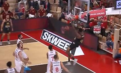 Η πτήση και το… οργισμένο κάρφωμα του Χολ με την Μπασκόνια! (video)