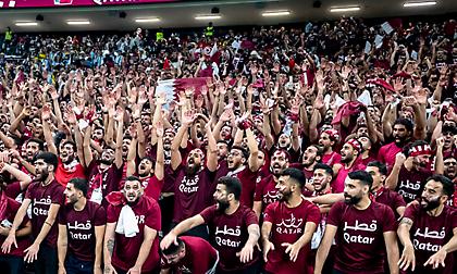 Το διασκεδάζουν στις εξέδρες οι Καταριανοί