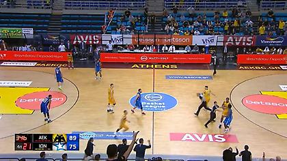 Ο διαιτητής του ΑΕΚ-Ιωνικός έπαθε ρήξη αχίλλειου όταν πήγε να χωρίσει τους Παπαδάκη και Χάμιλτον!