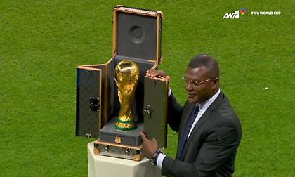 O Mαρσέλ Ντεσαγί έφερε στο γήπεδο το τρόπαιο του Παγκοσμίου Κυπέλλου