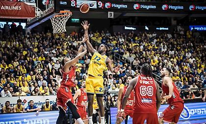 Πήρε το ντέρμπι του Τελ Αβίβ η Μακάμπι, έπιασε κορυφή και περιμένει αγριεμένη τον Ολυμπιακό!