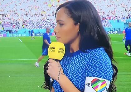 Εκείνη δεν μάσησε από τις απειλές: Η ρεπόρτερ Άλεξ Σκοτ φόρεσε το σήμα των ΛΟΑΤΚΙ στο Κατάρ