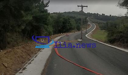 Στην Ηλεία έκαναν νέα ασφαλτόστρωση σε δρόμο και... έβαλαν και μερικές κολώνες ρεύματος μέσα