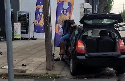 Λάρισα: Γυναίκα στο τσακίρ κέφι άρχισε να χορεύει και να πετάει καρέκλες στη μέση του δρόμου