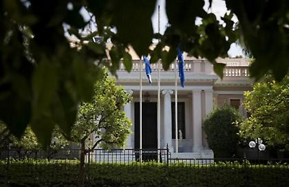 Παρακολουθήσεις: Tη Δικαιοσύνη και τη Βουλή δείχνει η κυβέρνηση