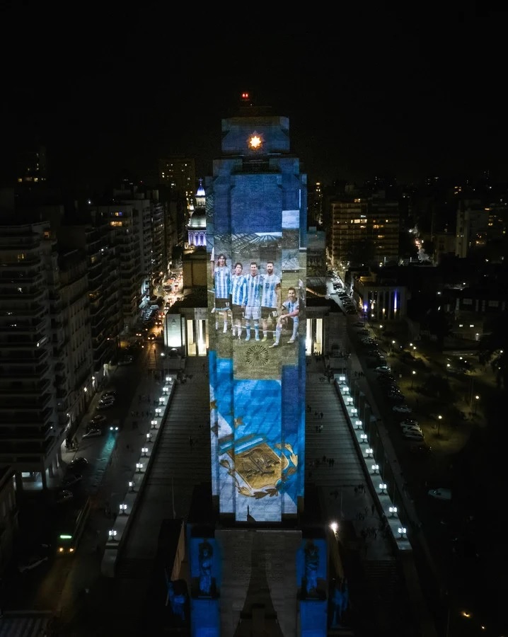 Μέσι: Η μορφή του στο μεγαλύτερο κτίριο του Ροζάριο