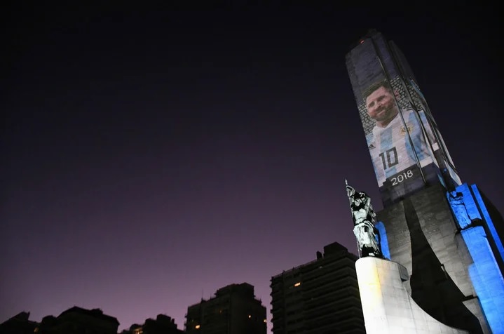 Μέσι: Η μορφή του στο μεγαλύτερο κτίριο του Ροζάριο