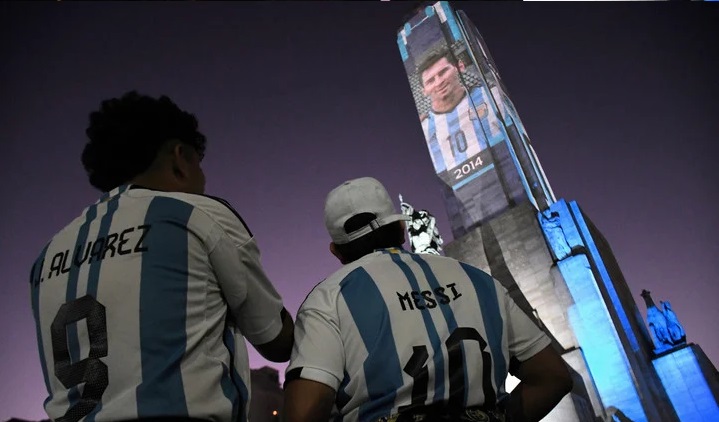 Μέσι: Η μορφή του στο μεγαλύτερο κτίριο του Ροζάριο