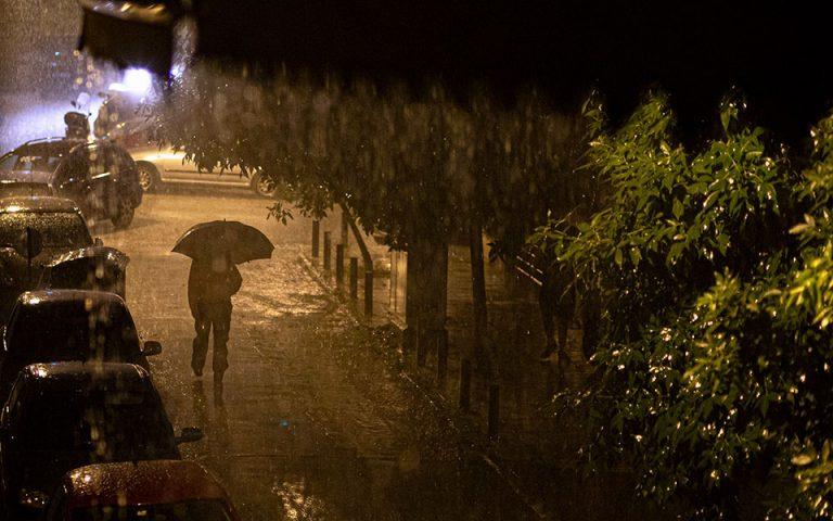 Ο καιρός σήμερα: Καταιγίδες και χαλάζι την Τρίτη