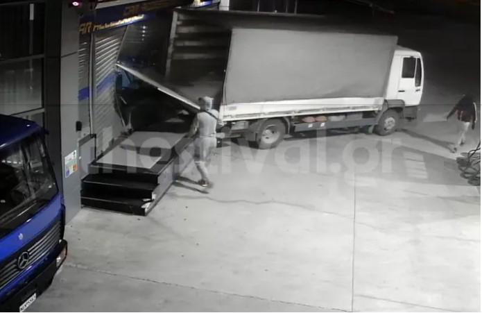 Θεσσαλονίκη: Διέρρηξαν με φορτηγό την είσοδο βενζινάδικου