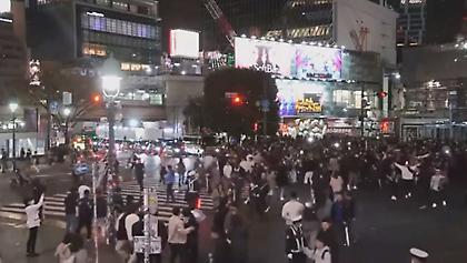 Επος: Οι Ιάπωνες πανηγύριζαν στους δρόμους του Τόκιο ανάλογα με τον φωτεινό σηματοδότη!