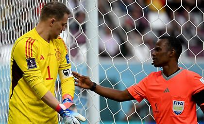 Ο βοηθός διαιτητή έλεγξε το περιβραχιόνιο του Νόιερ (pics)