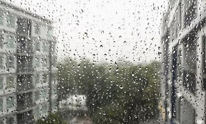 Αγρίεψε ο καιρός στην Αττική: Πού βρέχει καταρρακτωδώς