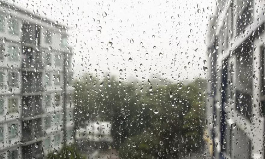 Αγρίεψε ο καιρός στην Αττική: Πού βρέχει καταρρακτωδώς