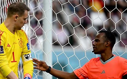 Δεν μάσησε ο Νόιερ: Φόρεσε περιβραχιόνιο για τα ανθρώπινα δικαιώματα και παπούτσια με ουράνιο τόξο