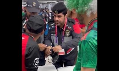 Οπαδός του Μεξικού έκρυψε αλκοόλ σε… κιάλια για να το περάσει στο γήπεδο!